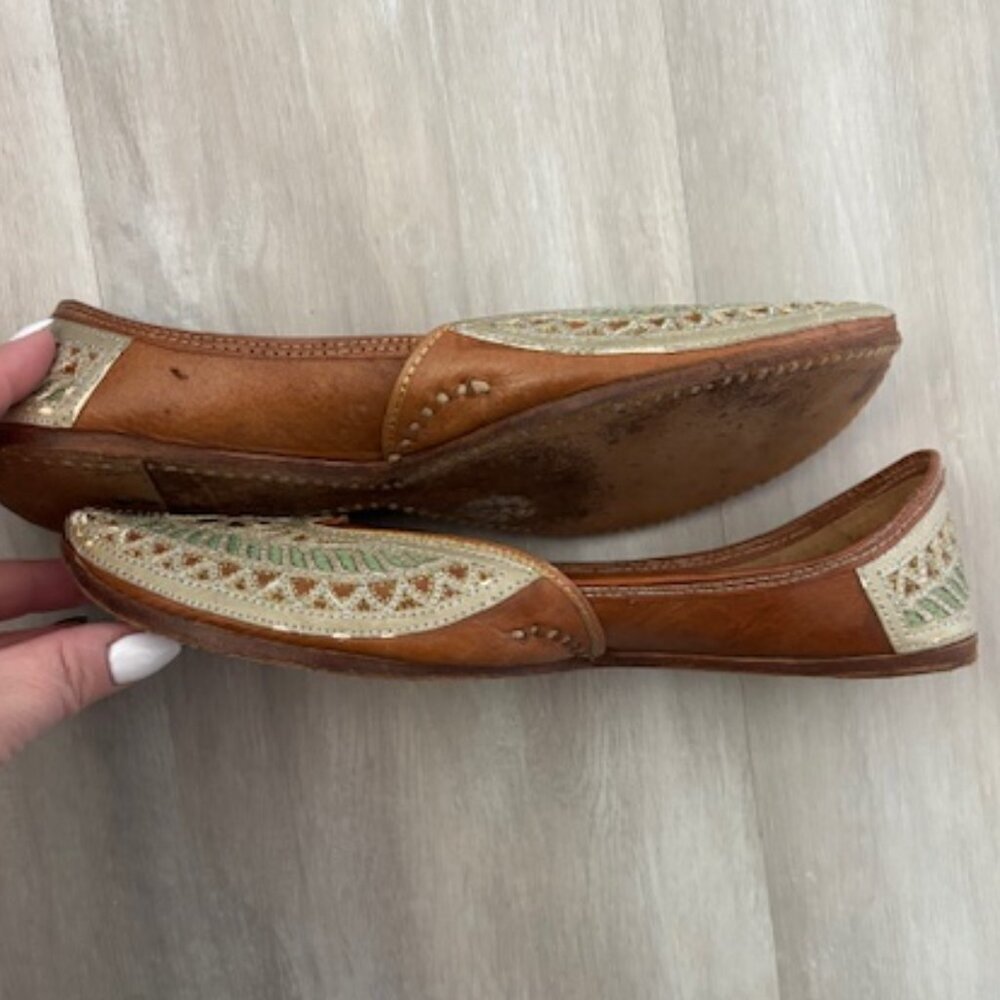 Elegant Bridal Punjabi Jutti - Traditional Handmade Leather Wedding Footwear - Picture 3 of 4